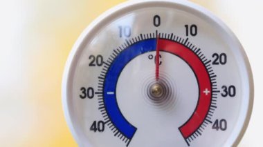 Açık hava termometresi Sıcaklığın sıfırın altında 20 dereceye çıktığını gösteriyor - dramatik hava değişimi veya küresel ısınma kavramı