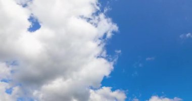 Hareket eden kümülüs bulutlarıyla yaz mavisi gökyüzü zaman atlaması 
