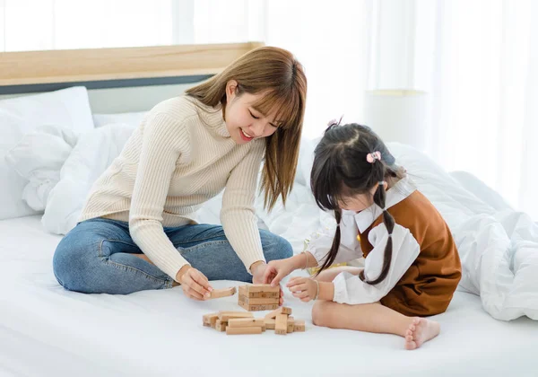 Asiatische Junge Teenager Weiblich Mutter Kindermädchen Babysitter Lässigem Pullover Und — Stockfoto