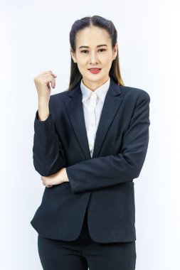 Millennial Asyalı başarılı kadın iş kadını CEO 'sunun resmi iş elbisesi içinde beyaz arka planda gülümseyen fotoğraflarının olduğu bir resim.