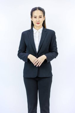Millennial Asyalı başarılı kadın iş kadını CEO 'sunun resmi iş elbisesi içinde beyaz arka planda gülümseyen fotoğraflarının olduğu bir resim.