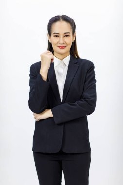 Millennial Asyalı başarılı kadın iş kadını CEO 'sunun resmi iş elbisesi içinde beyaz arka planda gülümseyen fotoğraflarının olduğu bir resim.