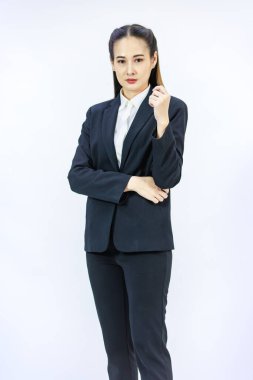 Millennial Asyalı başarılı kadın iş kadını CEO 'sunun resmi iş elbisesi içinde beyaz arka planda gülümseyen fotoğraflarının olduğu bir resim.