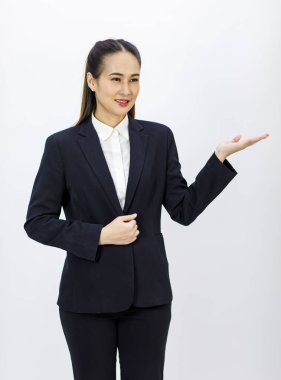 Millennial Asyalı başarılı kadın iş kadını CEO 'sunun resmi iş elbisesi içinde beyaz arka planda gülümseyen fotoğraflarının olduğu bir resim.