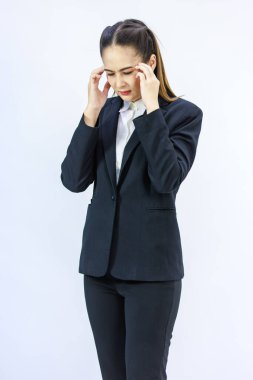 Millennial Asyalı başarılı kadın iş kadını CEO 'sunun resmi iş elbisesi içinde beyaz arka planda gülümseyen fotoğraflarının olduğu bir resim.