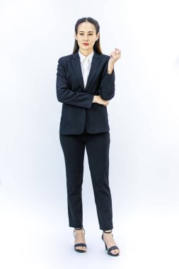 Portre, Millennial Asyalı başarılı kadın iş kadını CEO 'sunun resmi iş elbisesi içinde beyaz arka planda el ele tutuşup el ele tutuşurken tüm vücut görüntülerini izole etti..