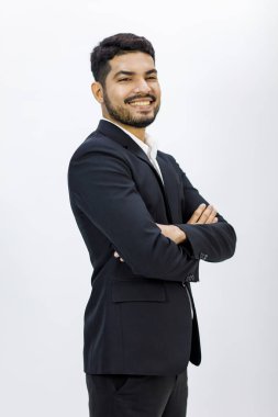Portre tecrit edilmiş Asyalı Hintli profesyonel, başarılı, sakallı, iş adamı CEO 'su resmi takım elbiseli beyaz arka planda gülümseyen kollar.