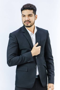 Portre tecrit edilmiş Asyalı Hintli profesyonel sakallı iş adamı CEO 'su resmi takım elbiseli beyaz arka planda gülümsüyor.