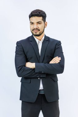 Portre tecrit edilmiş Asyalı Hintli profesyonel, başarılı, sakallı, iş adamı CEO 'su resmi takım elbiseli beyaz arka planda gülümseyen kollar.