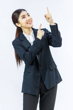 İzole edilmiş portre, Asyalı profesyonel iş kadını Millennial Asyalı başarılı iş kadını resmi iş kadını pantolonu içinde gülümseyerek beyaz arka planda ürünü sunarken çekildi..