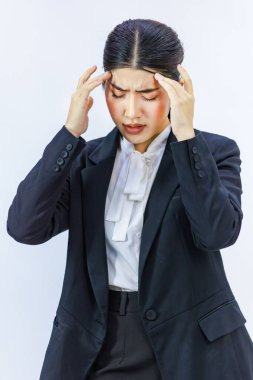 Portre, Millennial Asyalı profesyonel başarılı iş kadını resmi takım elbisesiyle el ele tutuşurken beyaz arka planda baş ağrısı çekerken çekildi.