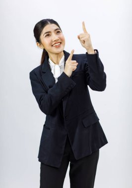 İzole edilmiş portre, Asyalı profesyonel iş kadını Millennial Asyalı başarılı iş kadını resmi iş kadını pantolonu içinde gülümseyerek beyaz arka planda ürünü sunarken çekildi..