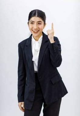 İzole edilmiş portre, Asyalı profesyonel iş kadını Millennial Asyalı başarılı iş kadını resmi iş kadını pantolonu içinde gülümseyerek beyaz arka planda ürünü sunarken çekildi..