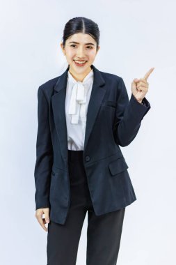 İzole edilmiş portre, Asyalı profesyonel iş kadını Millennial Asyalı başarılı iş kadını resmi iş kadını pantolonu içinde gülümseyerek beyaz arka planda ürünü sunarken çekildi..