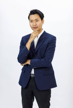 İzole edilmiş portre, Asyalı profesyonel iş adamı Millennial Asyalı başarılı iş adamı CEO 'su resmi iş elbisesi içinde beyaz arka planda sırıtan çapraz kollarla ayakta dururken çekildi..