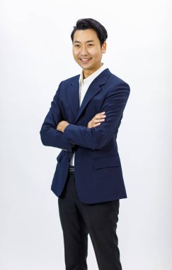 İzole edilmiş portre, Asyalı profesyonel iş adamı Millennial Asyalı başarılı iş adamı CEO 'su resmi iş elbisesi içinde beyaz arka planda sırıtan çapraz kollarla ayakta dururken çekildi..