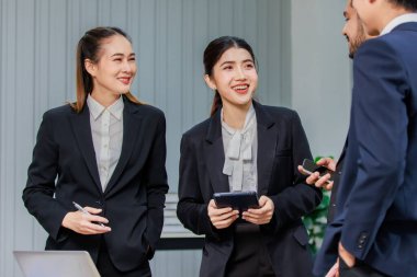 Milenyum Asyalı profesyonel Hintli erkek iş adamları kadın iş kadınları resmi takım elbiseli personel meslektaşları dizüstü bilgisayarla birlikte beyin fırtınası yapmayı tartışıyorlar..