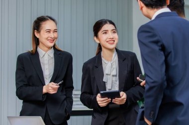 Milenyum Asyalı profesyonel Hintli erkek iş adamları kadın iş kadınları resmi takım elbiseli personel meslektaşları dizüstü bilgisayarla birlikte beyin fırtınası yapmayı tartışıyorlar..