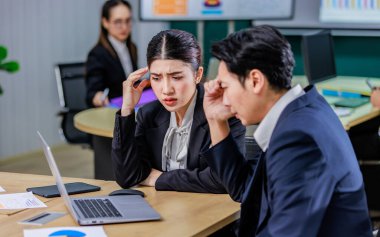 Millennial Asyalı endişeli, profesyonel, erkek, iş kadını, resmi takım elbiseli, düşünceli, düşünceli, düşünceli, düşünceli, iş kadını çalışanların ofis odasındaki sorunları çözme fikirlerini vurguladı..