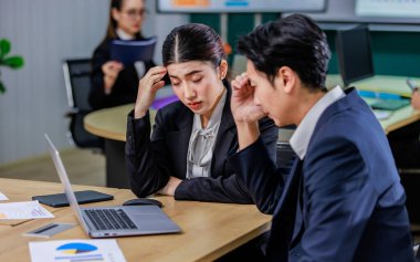 Millennial Asyalı endişeli, profesyonel, erkek, iş kadını, resmi takım elbiseli, düşünceli, düşünceli, düşünceli, düşünceli, iş kadını çalışanların ofis odasındaki sorunları çözme fikirlerini vurguladı..