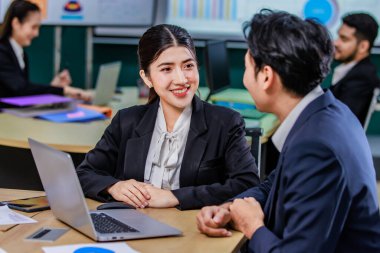 Milenyum Asyalı profesyonel erkek iş adamı akıl hocası resmi iş elbisesi içinde yeni bayan iş kadınlarına danışmanlık yapıyor dizüstü bilgisayarla çalışıyor..