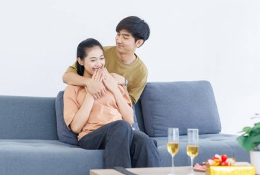 Asyalı, genç, mutlu, çekici bir çift. Sevgililer gülümser. Sarılırlar, kucaklaşırlar..