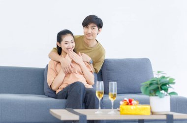 Asyalı, genç, mutlu, çekici bir çift. Sevgililer gülümser. Sarılırlar, kucaklaşırlar..