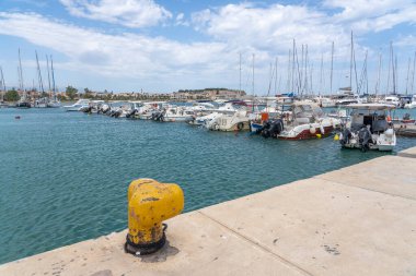 Yunanistan, Girit, Rethimno 'lu Marina' da arka planda birçok tekne ve Venedik Fortezza Kalesi bulunuyor.