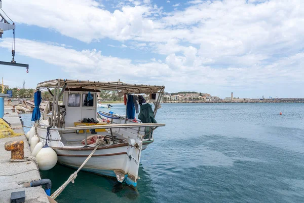ギリシャクレタ島レティムノの町の港で伝統的なギリシャの漁船 — ストック写真