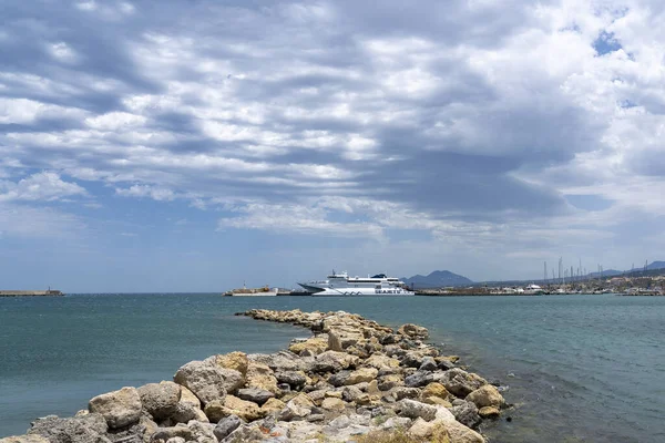 Grandes Navios Dos Vários Serviços Ferry Boat Também Atracam Porto — Fotografia de Stock