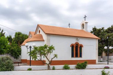 Yunanistan 'ın Girit kentindeki Rethymno kentindeki küçük güzel kırmızı ve beyaz renkli bir kilise (Ekklisia Sotiros Christos Monastiri)