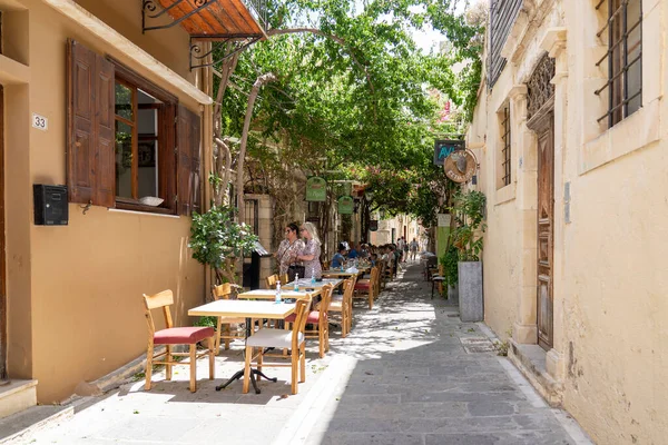 希腊克里特岛Rethymno许多有餐馆的舒适小巷 Xanthough Didou街 — 图库照片