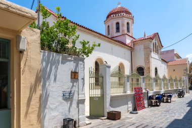 Yunanistan 'ın Girit kentindeki Eski Rethymno kasabasındaki Agia Varvara Kilisesi' nin sol tarafında.