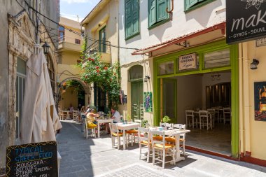 Yunanistan 'ın Girit kentindeki Eski Rethymno kasabasındaki Arkadiou caddesindeki tipik Yunan restoranları