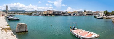 Bu panoramik fotoğraf, Yunanistan 'ın Girit, Girit kentindeki Venedik limanının tamamını gösteriyor