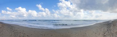 Yunanistan 'ın Girit kentindeki Rethymno' da deniz ve plajın 180 derecelik panoramik bir fotoğrafı