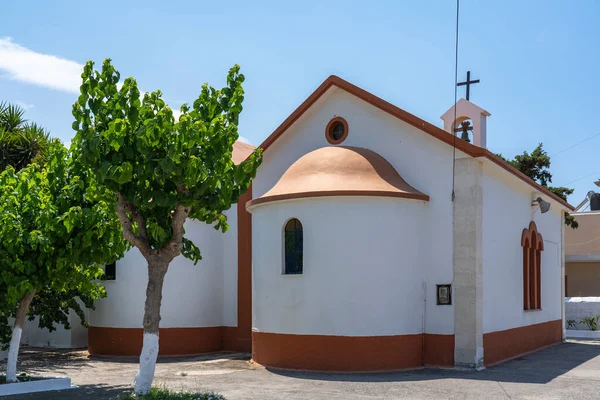 Yunanistan 'ın Girit kentindeki Rethymno kentindeki küçük güzel kırmızı ve beyaz renkli bir kilisenin (Ekklisia Sotiros Christos Monastiri) arkasında.