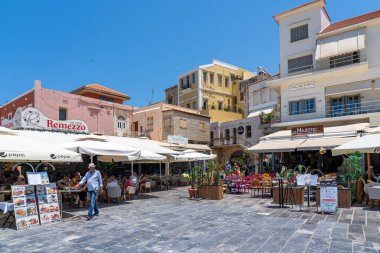 Yunanistan 'ın Girit kentindeki eski Chania kasabasında bu renkli binaların önünde yeterince rahat restoran var.