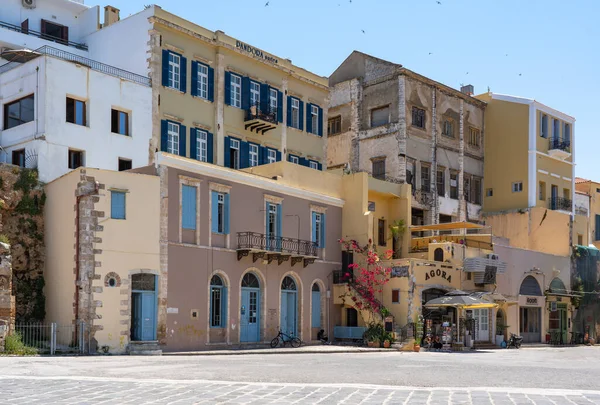 Birçok kırlangıç antik Hanya, Girit, Yunanistan 'ın kalıntıları ve binaları üzerinde uçar.