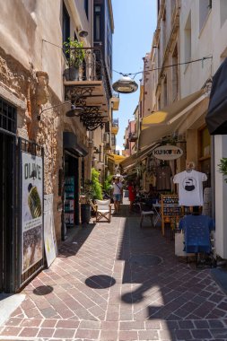 Girit 'in eski kenti Chania' daki Isodion Odos caddesinde birçok hediyelik eşya dükkanına sahip tipik bir Yunan atmosferi.