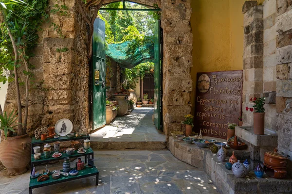 Atrakcyjne Wejście Sklepu Ceramiką Przy Ulicy Zampeliou Starym Mieście Chania — Zdjęcie stockowe