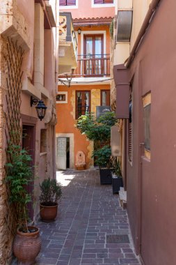 Yunanistan 'ın eski kenti Chania' da çok güzel bir su manzarası olan dar bir sokak.