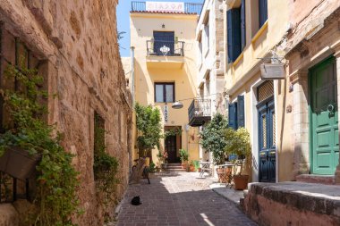 Aggelou caddesinde bir sürü çiçek saksısı ve uyuyan kediyle dolu bu güneşli sokak Girit 'in eski kenti Chania' da huzur yayar.