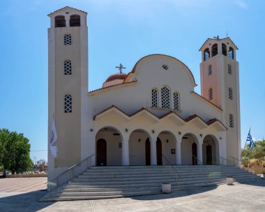 Güzel Aziz Peter ve Paul Kilisesi, Batı tarafından (ana girişi ile birlikte) Yunanistan 'ın Girit kentindeki Rethymno' da çekilmiştir.
