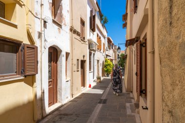 Renkli evler, dar sokaklar, pencerelerdeki panjurlar, ekiciler, güzel güneş ışığı, mavi gökyüzü, bu eski şehir Rethymno 'yu çok sıcak yapıyor, Girit, Yunanistan