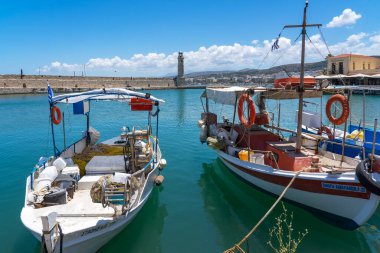 Yunanistan 'ın Girit kentindeki Rethymno limanında geleneksel Yunan balıkçı tekneleri