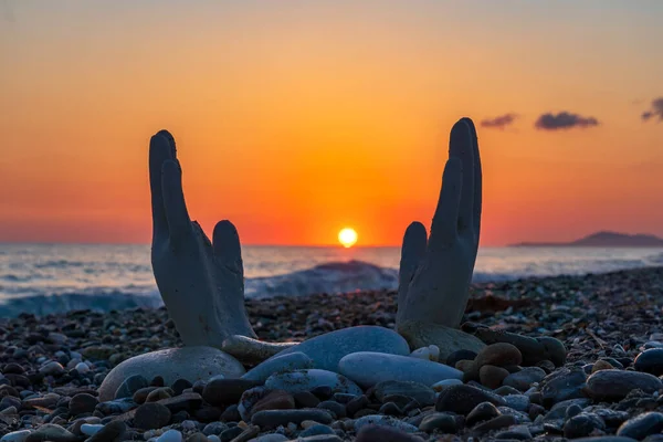 Человек Двумя Руками Пытается Поймать Солнце Время Этого Прекрасного Восхода — стоковое фото