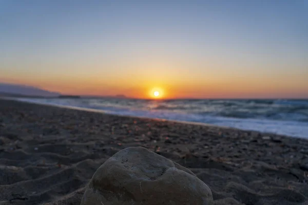Большой Валун Лежит Пляже Ретимно Крит Греция Время Красивого Заката — стоковое фото
