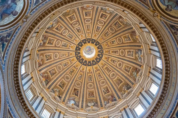 바티칸 시국에 베드로 대성전의 아름다운 — 스톡 사진