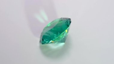 Kendi kendini kesen Aquamarine Spinel 'in tam 360 derecelik bir videosu Standart Yuvarlak Zeka (SRB) ile birlikte, beyaz Photopaper ile kaplı bir turntable üzerine yerleştirilmiş.